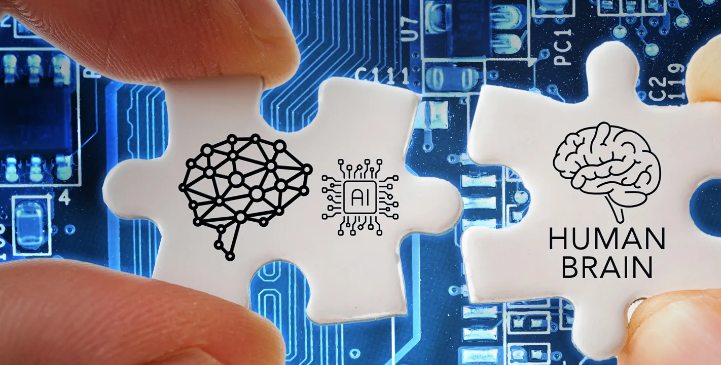 Zwei Puzzleteile werden vor einer blauen Platine zusammengefügt; sie zeigen Symbole für ein KI-Netzwerk und ein menschliches Gehirn.