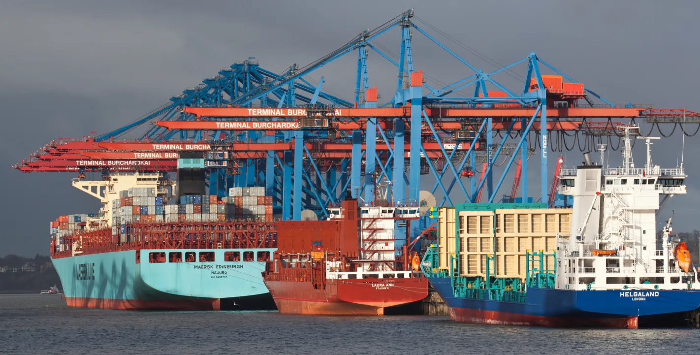 Die Containerschiffe „Maersk Edinburgh“, „Laura Ann“ und „Helgoland“ liegen nebeneinander zur Abfertigung am Terminal Burchardkai in Hamburg.