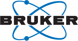 Das Logo des Unternehmens Bruker. Über dem schwarzen Schriftzug in markanten Großbuchstaben befindet sich eine blaue Grafik, die zwei ineinander verschlungene Elektronenbahnen mit kleinen Kreisen an den Enden darstellt.