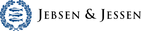 Logo von Jebsen & Jessen: Drei stilisierte blaue Fische in einem runden Eichenlaubkranz links neben dem schwarzen, klassischen Schriftzug „JEBSEN & JESSEN“.