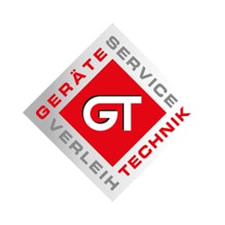 Logo von GT: Ein auf der Spitze stehendes Quadrat in Grau und Rot mit den Buchstaben „GT“ im Zentrum. Der Rahmen enthält die Begriffe Geräte, Service, Technik und Verleih.