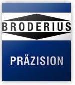 Logo von Broderius Präzision: Der Name „BRODERIUS“ steht in einer schwarzen Raute auf weißem Grund. Darunter befindet sich das Wort „PRÄZISION“ in Silberschrift auf dunkelblauem Hintergrund.
