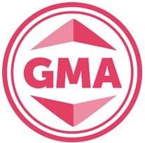 Logo von GMA: Die Buchstaben „GMA“ in kräftigem Rosa, umschlossen von zwei Pfeilspitzen in einem kreisförmigen Rahmen. Das Design ist in verschiedenen Rosatönen gehalten.