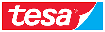 Logo von tesa: Der Markenname in weißen, kleingeschriebenen Buchstaben auf einem roten, rechteckigen Hintergrund. Die rechte untere Ecke des roten Feldes ist wie bei einem Klebestreifen umgeknickt und gibt den Blick auf eine hellblaue Fläche frei.
